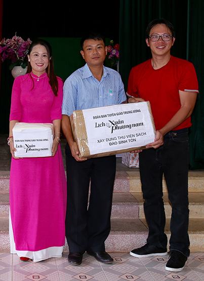 Trẻ em quần đảo Trường Sa được tặng ba tủ sách