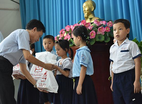 Tặng 25.000 bộ sách giáo khoa cho các em học sinh