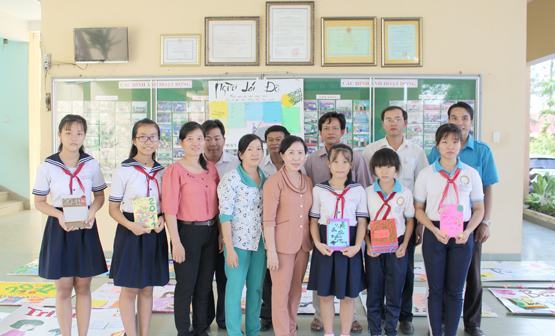 Trường THCS Tân Phú Trung: Thi làm báo tường và thiệp chúc mừng Nhà giáo