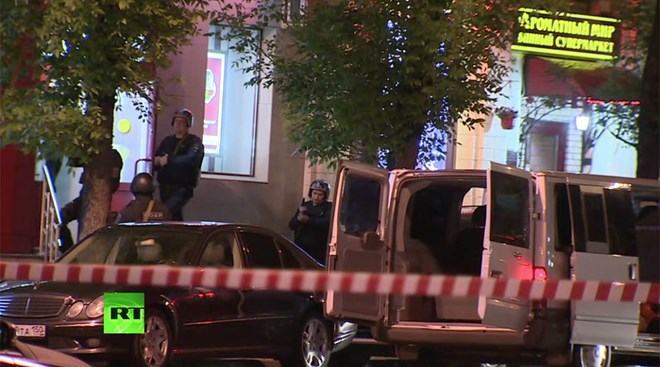 Táo tợn cướp ngân hàng, bắt giữ con tin ở Nga