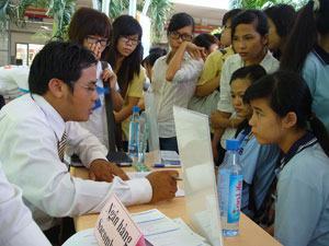 Tạo việc l&agrave;m để ổn định x&atilde; hội