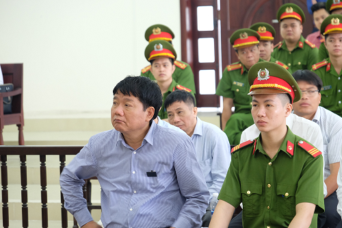 Ông Đinh La Thăng ngồi nghe các bị cáo trình bày. Ảnh: N.A