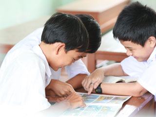 Tập thói quen đọc sách ngay từ thư viện trường