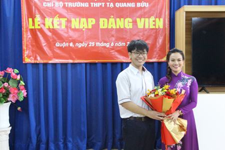 Trước ngày thi tốt nghiệp, 1 học sinh Trường THPT Tạ Quang Bửu được kết nạp Đảng