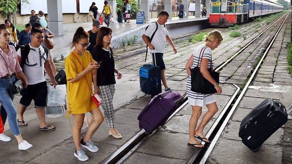 Oằn lưng cõng phí, giá vé tàu liên tục tăng cao