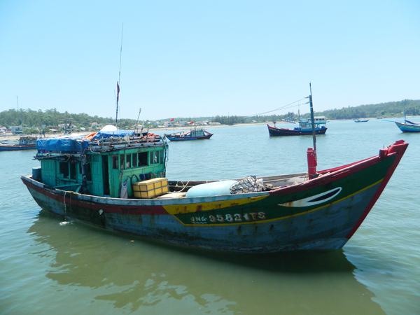 Tàu cá hỏng máy, 10 ngư dân lênh đênh trên biển