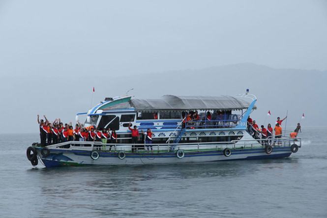 Tàu chở ít nhất 80 người chìm ở Indonesia