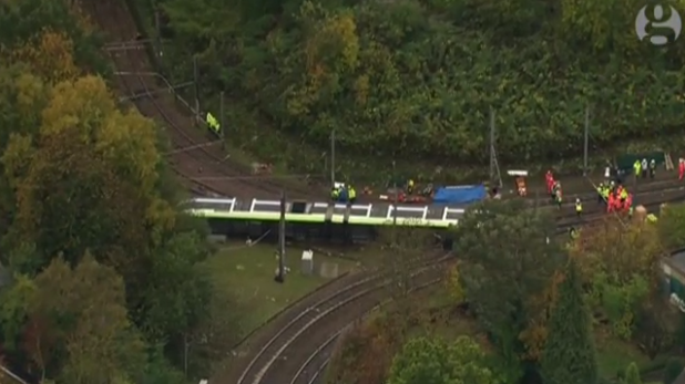 Tàu điện 300 tấn trật đường ray, hơn 57 người thương vong