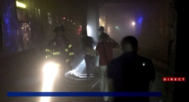 Tàu điện ngầm New York trật đường ray bất ngờ 