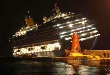 Tàu du lịch va vào bãi đá ngầm, hàng nghìn người gặp nguy