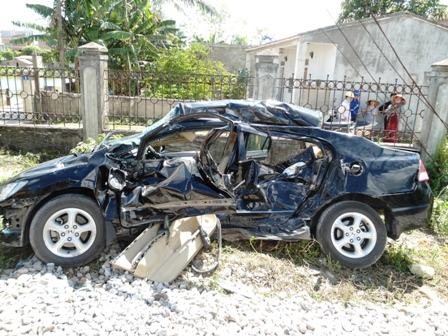 Tàu hỏa đâm ô tô biến dạng, 4 người thương vong