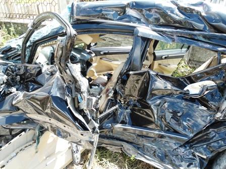 Chiếc xe Honda Civic bị biến dạng ho&agrave;n to&agrave;n sau vụ tai nạn