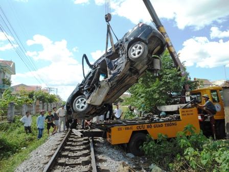 Lực lượng chức năng giải ph&oacute;ng chiếc xe khỏi hiện trường