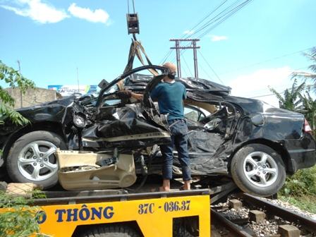 Lực lượng chức năng giải ph&oacute;ng chiếc xe khỏi hiện trường