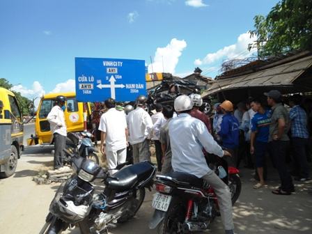 Nhiều người d&acirc;n hiếu kỳ xem vụ tai nạn nghi&ecirc;m trọng