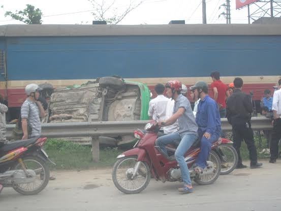 Tàu hỏa đâm xe taxi ở Vinh gây ách tắc trên Quốc lộ 1A