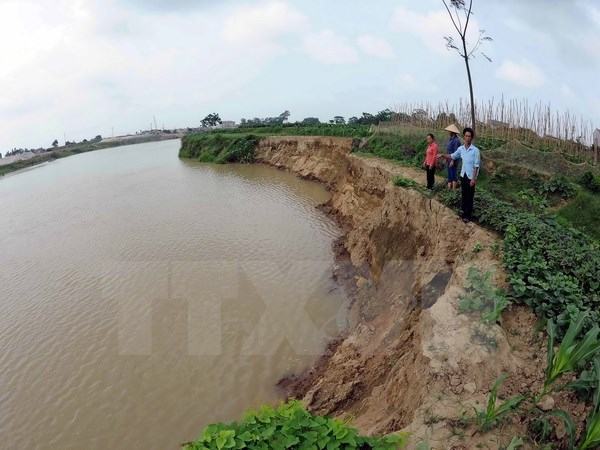 Tàu trọng tải lớn “nắn dòng” sông Cầu, đất canh tác bị cuốn trôi