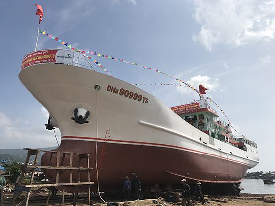 Bàn giao tàu vỏ thép hậu cần nghề cá lớn nhất miền Trung