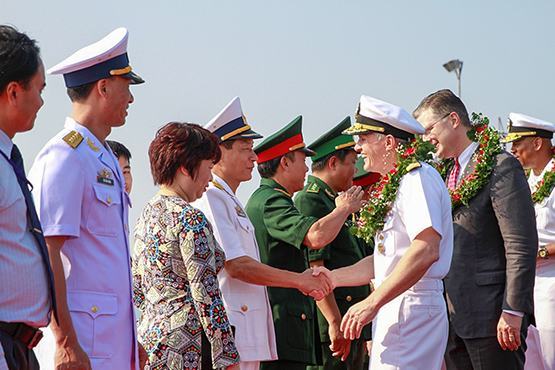 Tàu sân bay Hoa Kỳ cập cảng Tiên sa Đà Nẵng, chính thức chuyến thăm Việt Nam