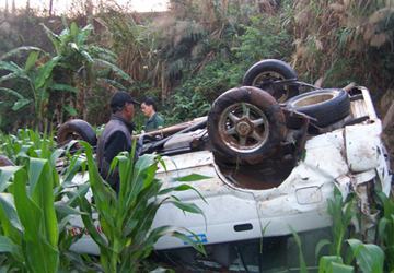 Taxi bay xuống vực, 8 người bị thương