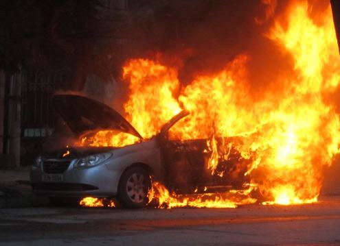 Taxi bốc cháy ngùn ngụt ở thủ đô