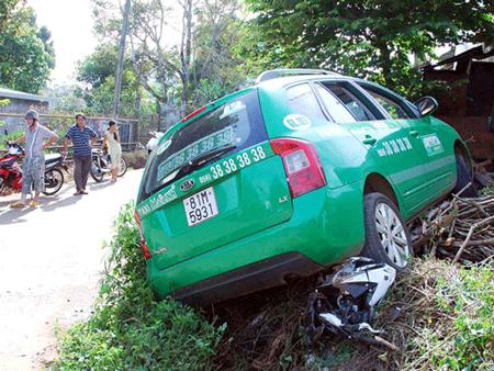 Taxi chèn nát mô tô, thanh niên phi thân thoát nạn