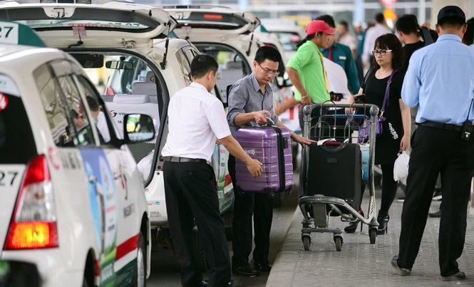 Taxi chịu giảm giá, xe đò còn “bất động” 