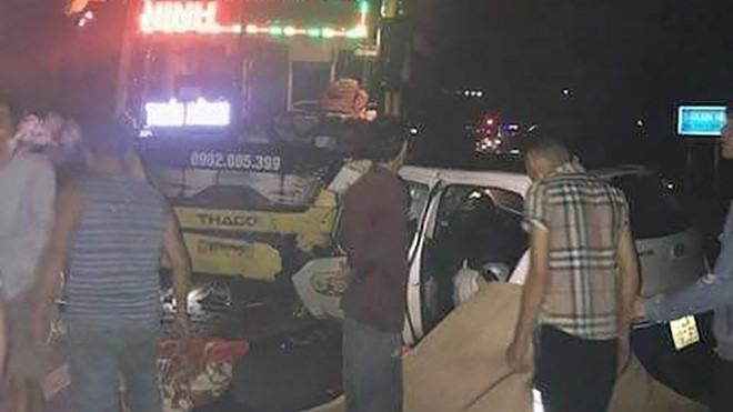 Taxi đấu đầu xe khách trong đêm, 3 người chết, 2 người bị thương