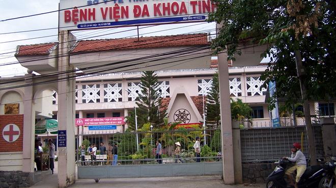 Taxi đụng chết cháu bé 2 tuổi trong bệnh viện