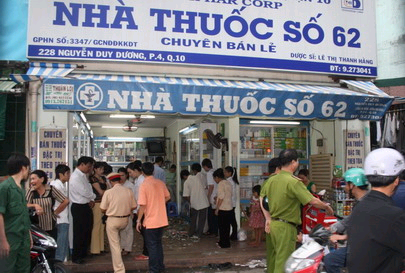 Taxi lao thẳng vào hiệu thuốc