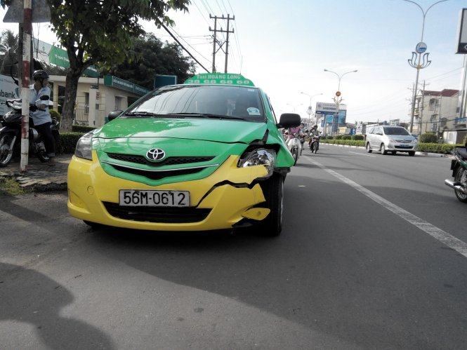 Taxi tông chết công nhân đang cắt tỉa cây xanh