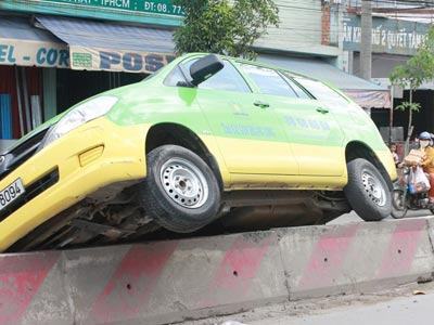 Taxi “trượt pa-tanh” trên dải phân cách