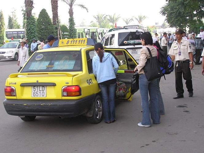 Taxi truyền thống đang chịu các loại thuế suất cao hơn đối với Grab và Uber /// Ảnh: M.V