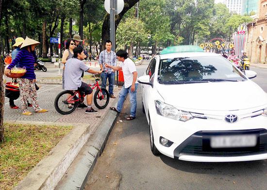 Taxi, xích lô “dù” lộng hành