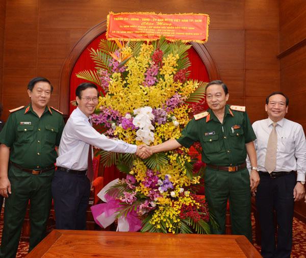Lãnh đạo TP thăm, chúc mừng Bộ Tư lệnh Quân khu 7