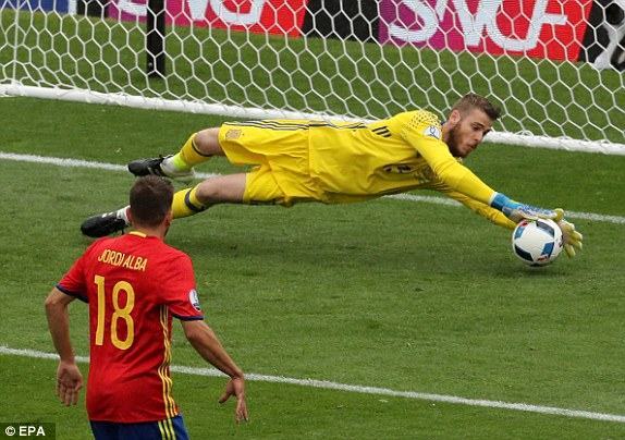 Tây Ban Nha 1-0 CH Séc: Cú đấm từ tuyến sau