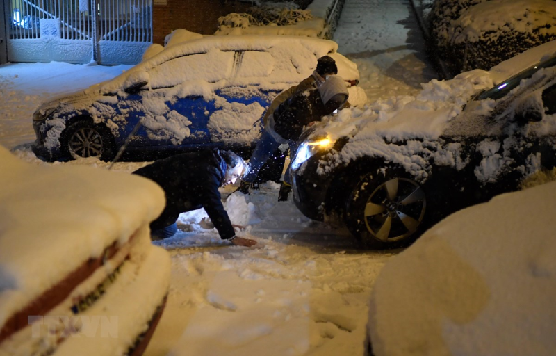 Các phương tiện mắc kẹt do tuyết rơi dày đặc tại Madrid, Tây Ban Nha, ngày 8/1. (Ảnh: AFP/ TTXVN)