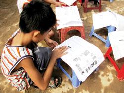 Tay không đến trường sau lũ