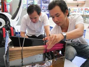 “Tay ngang” chế thiết bị làm nhang tự động