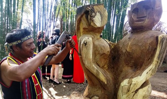 Tây Nguyên: Xem nghệ nhân các dân tộc thi tạc tượng gỗ