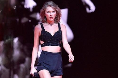 Taylor Swift giận dữ khi bị fan cuồng kéo chân trên sân khấu