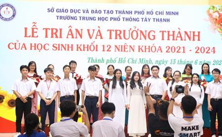 Hiệu trưởng Trường THPT Tây Thạnh nhắn nhủ học sinh trong buổi lễ tri ân