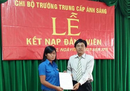 Thêm học sinh được kết nạp Đảng tại Trường TC Ánh Sáng