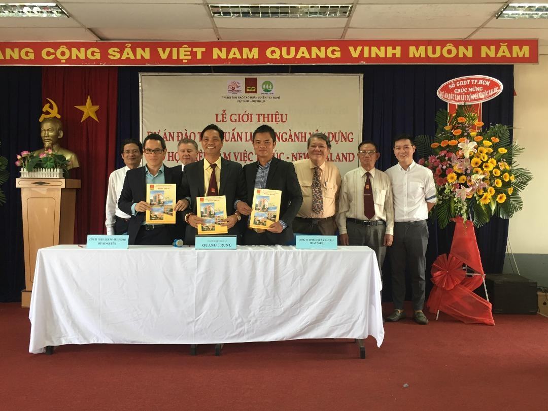 Trường TC Quang Trung: Trao hợp đồng đào tạo huấn luyện ngành xây dựng cho học viên làm việc tại Úc – Newzealand