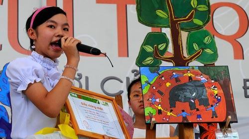 Tê giác giữa vòng tay bạn nhỏ