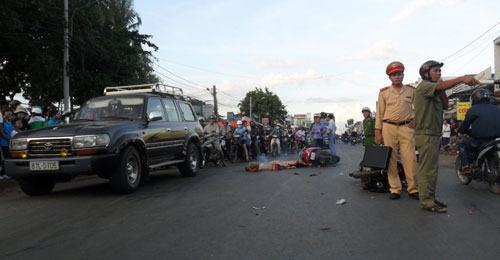 Té xuống đường, một phụ nữ bị xe tải cán chết