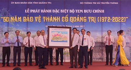 Chủ tịch nước Nguyễn Xuân Phúc ký phát hành bộ tem “50 năm bảo vệ Thành cổ Quảng Trị”