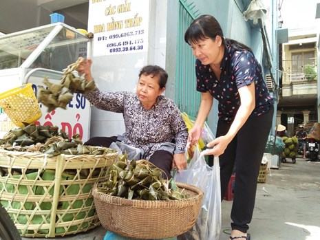 Bà Hải (60 tuổi) bán bánh ú hơn 40 năm ở chợ Thị Nghè cho biết ngay từ hôm qua rất đông người đã tìm đến mua bánh, mỗi khách thường mua ít nhất một chục bánh