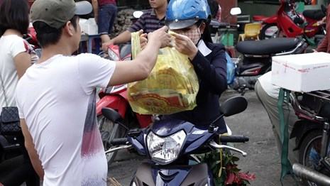 Ngoài bánh ú, nhiều người cũng mua vàng mã để cúng tổ tiên