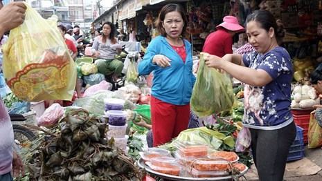 Với những gia đình bận rộn thì xôi, chè nấu sẵn ở chợ là một sự lựa chọn hoàn hảo